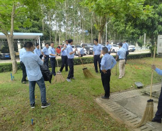 組織開展環(huán)境整治，共建綠色公交家園